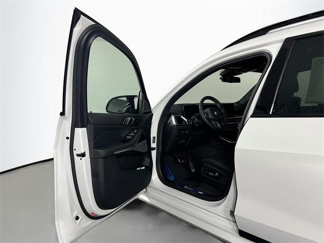 new 2025 BMW X7 car, priced at $115,070
