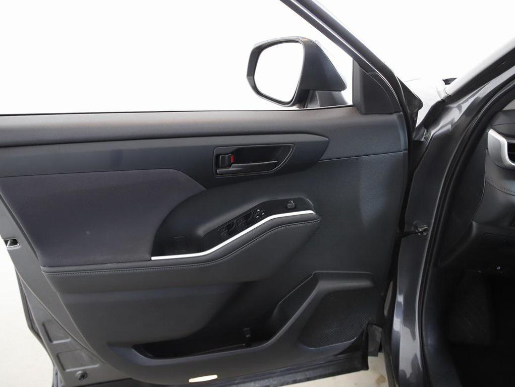 used 2024 Toyota Highlander car, priced at $31,699