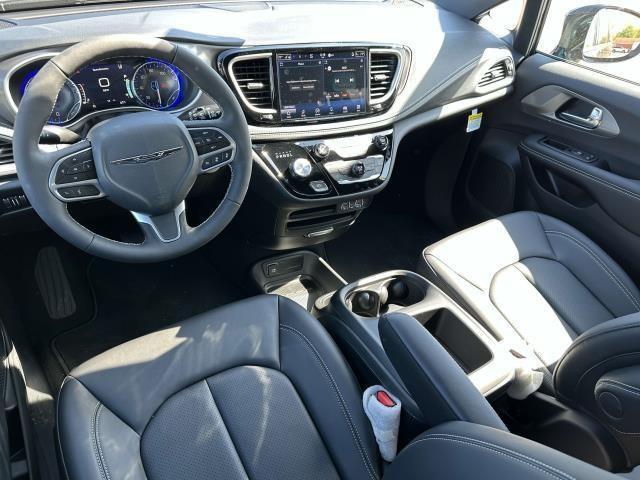 new 2025 Chrysler Pacifica car, priced at $44,021
