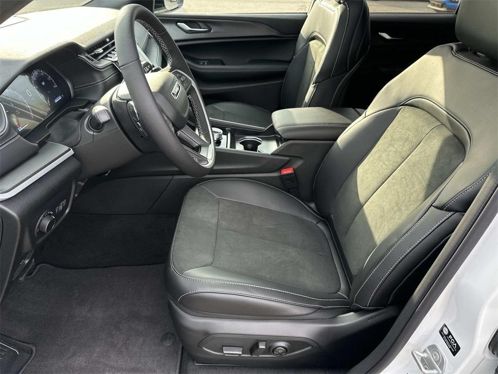 new 2025 Jeep Grand Cherokee car, priced at $45,172
