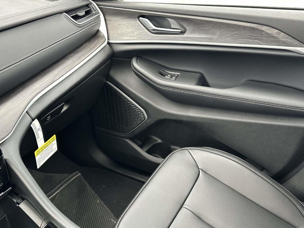 new 2025 Jeep Grand Cherokee car, priced at $52,645