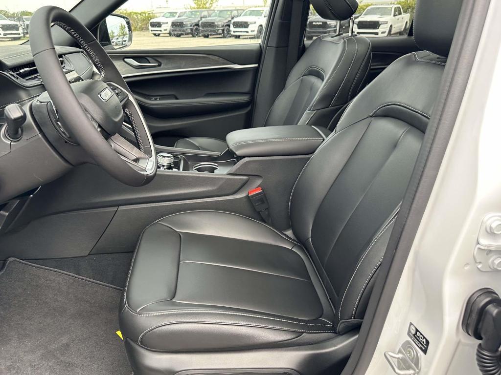 new 2025 Jeep Grand Cherokee car, priced at $52,645