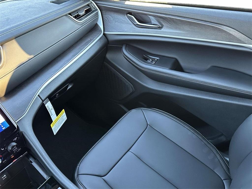 new 2025 Jeep Grand Cherokee car, priced at $49,320