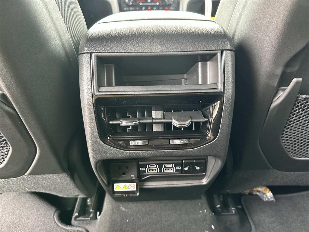 new 2025 Jeep Grand Cherokee car, priced at $46,867