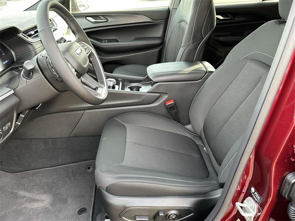 new 2025 Jeep Grand Cherokee car, priced at $43,406