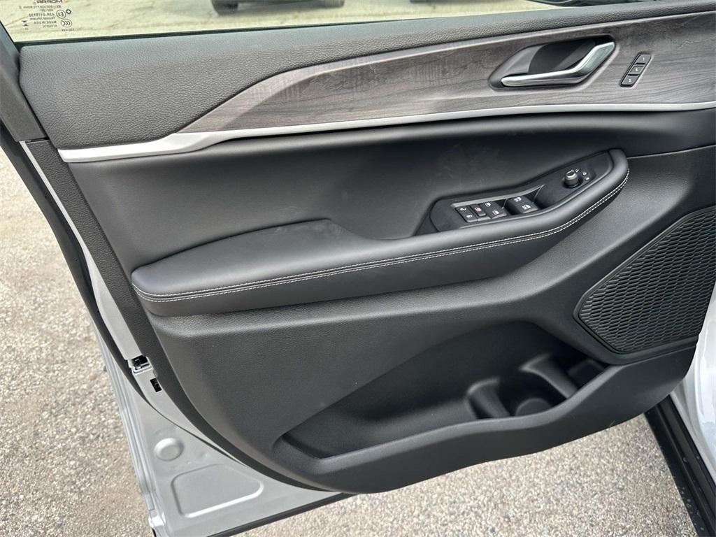 new 2025 Jeep Grand Cherokee L car, priced at $48,827
