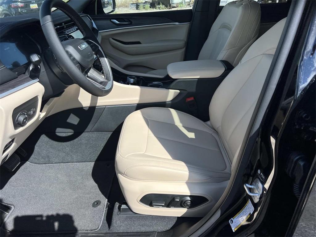 new 2025 Jeep Grand Cherokee car, priced at $46,867