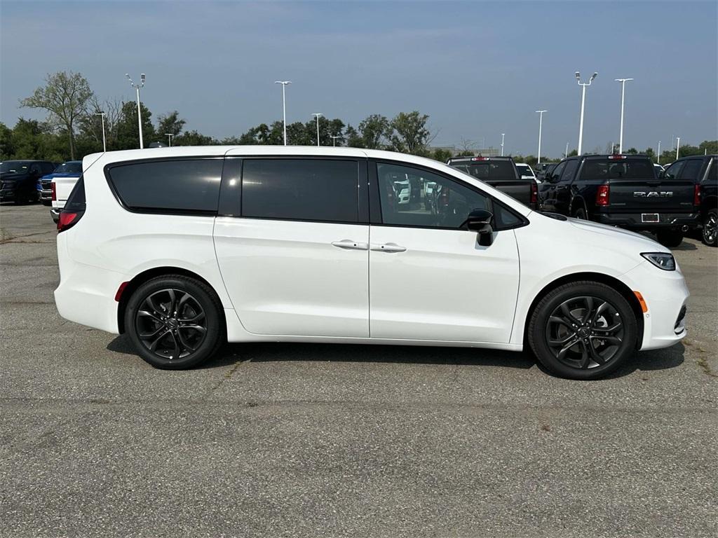 new 2026 Chrysler Pacifica car, priced at $45,526