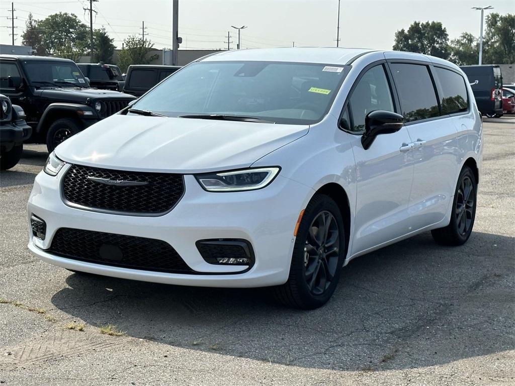 new 2026 Chrysler Pacifica car, priced at $45,526