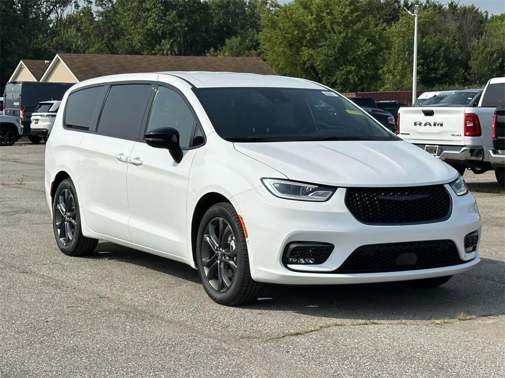 new 2026 Chrysler Pacifica car, priced at $45,526