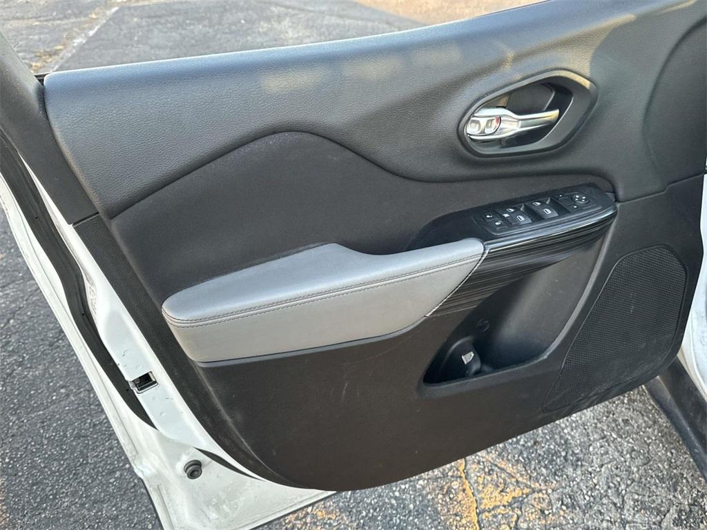 used 2014 Jeep Cherokee car, priced at $9,995