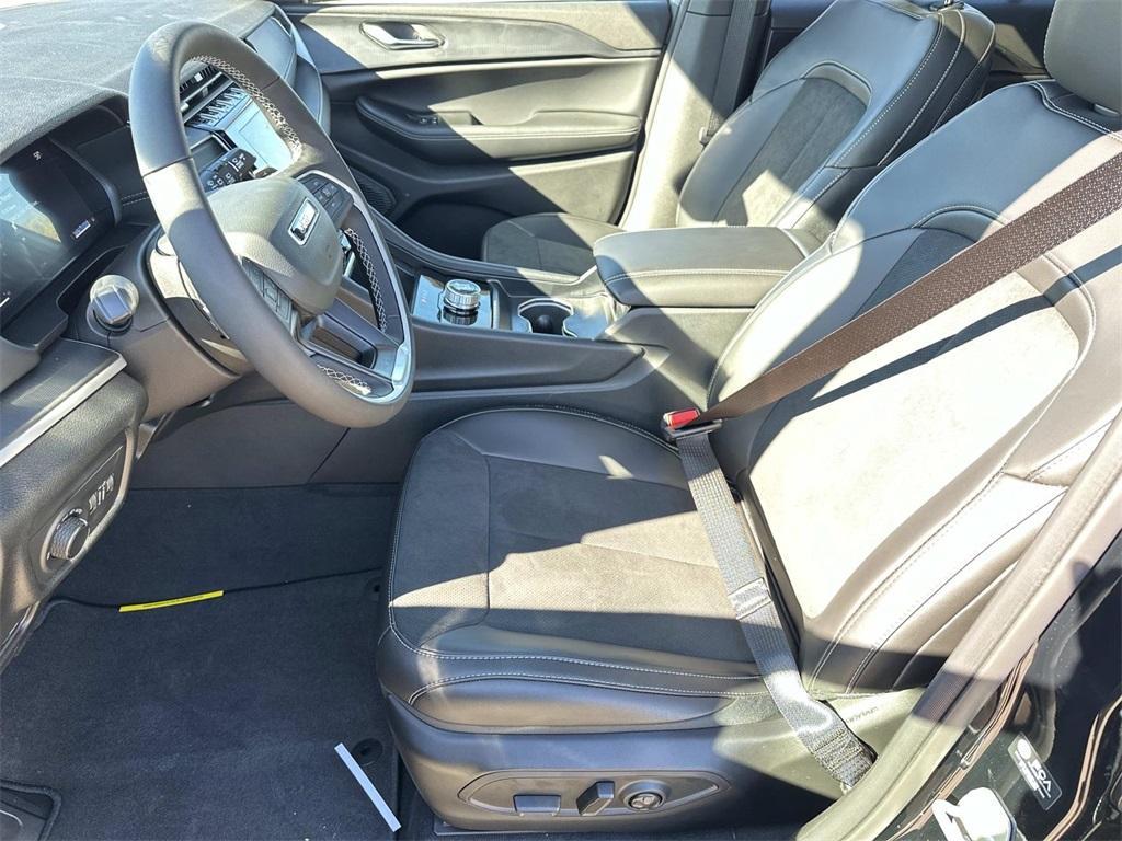 new 2025 Jeep Grand Cherokee car, priced at $45,780