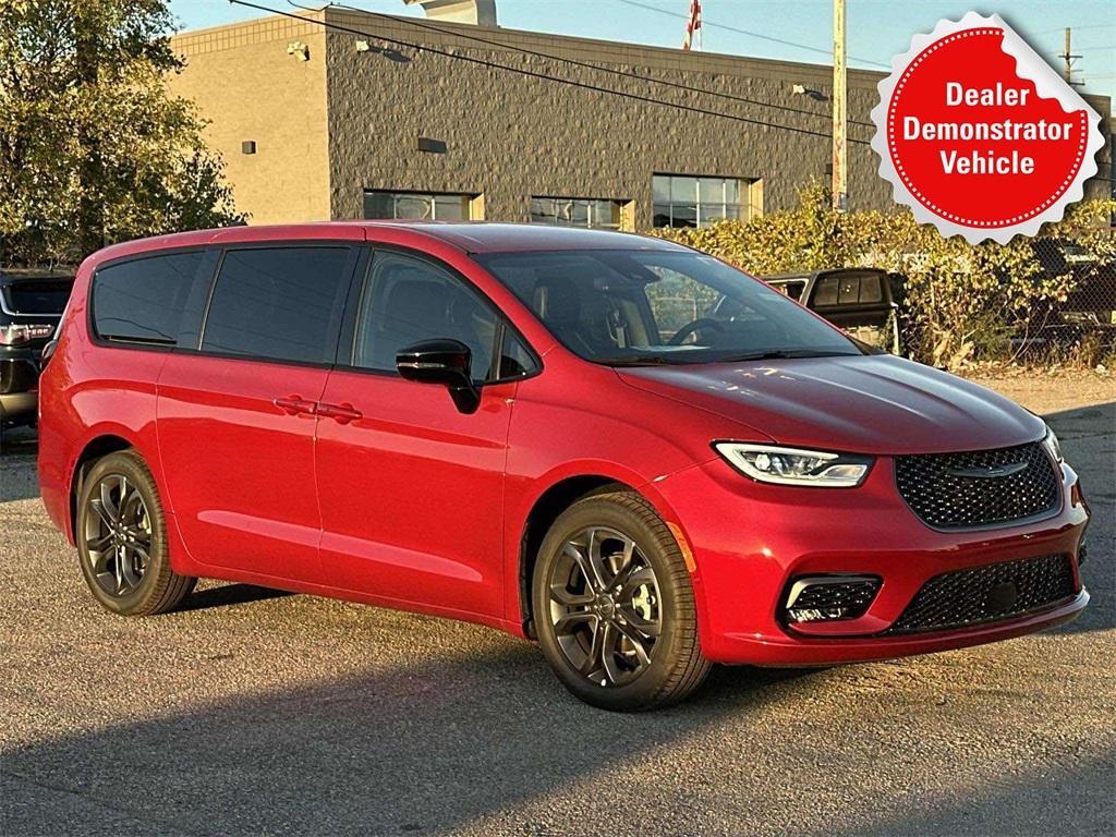 new 2026 Chrysler Pacifica car, priced at $45,972