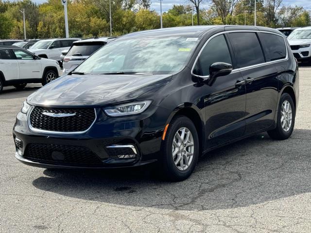 new 2025 Chrysler Pacifica car, priced at $43,276