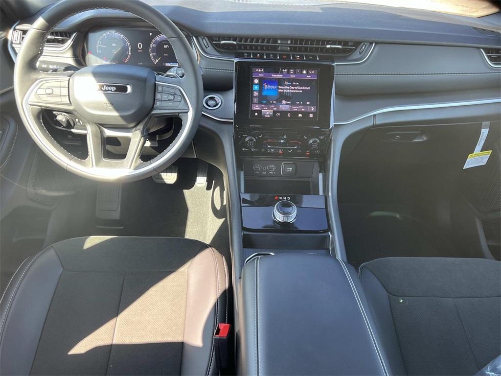 new 2025 Jeep Grand Cherokee car, priced at $45,172