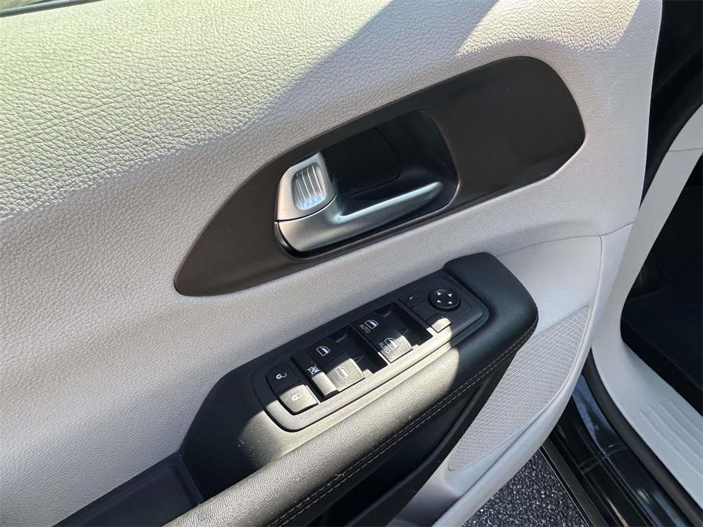 used 2018 Chrysler Pacifica car, priced at $17,995
