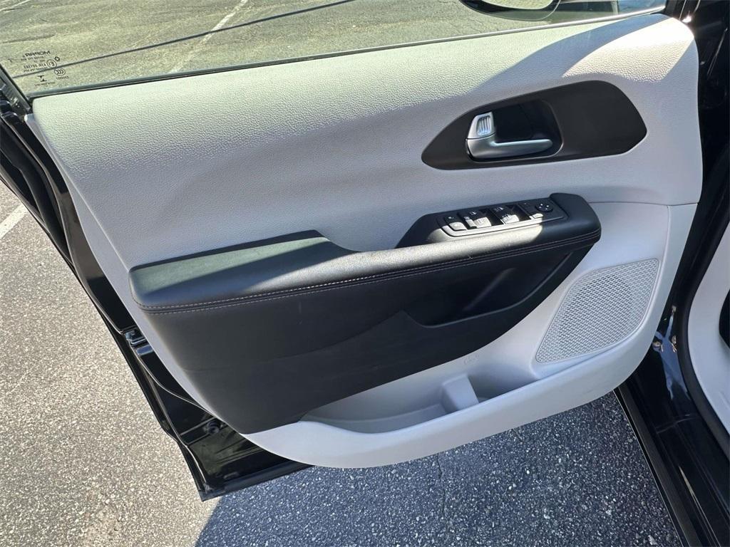 used 2018 Chrysler Pacifica car, priced at $17,995