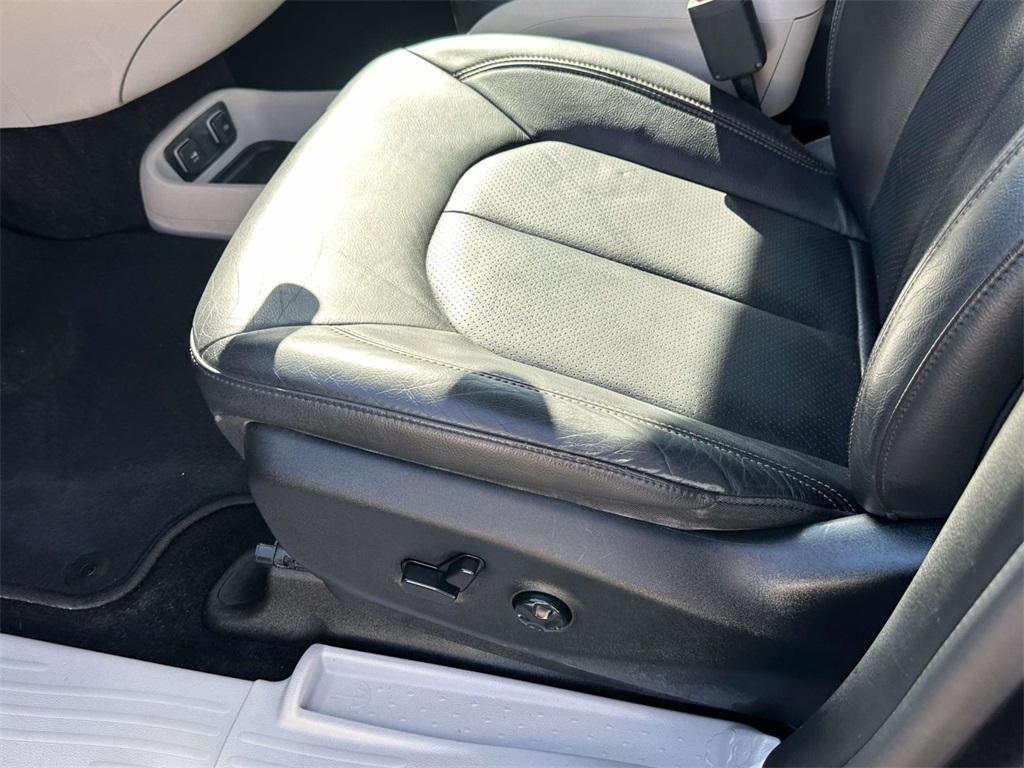 used 2018 Chrysler Pacifica car, priced at $17,995