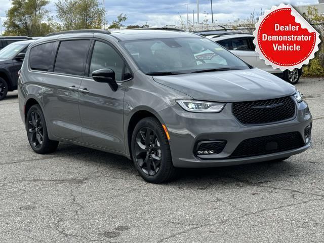 new 2025 Chrysler Pacifica car, priced at $55,706