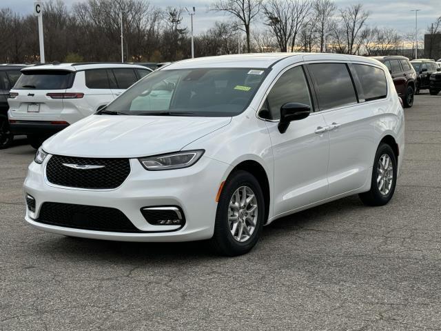 new 2025 Chrysler Pacifica car, priced at $43,276