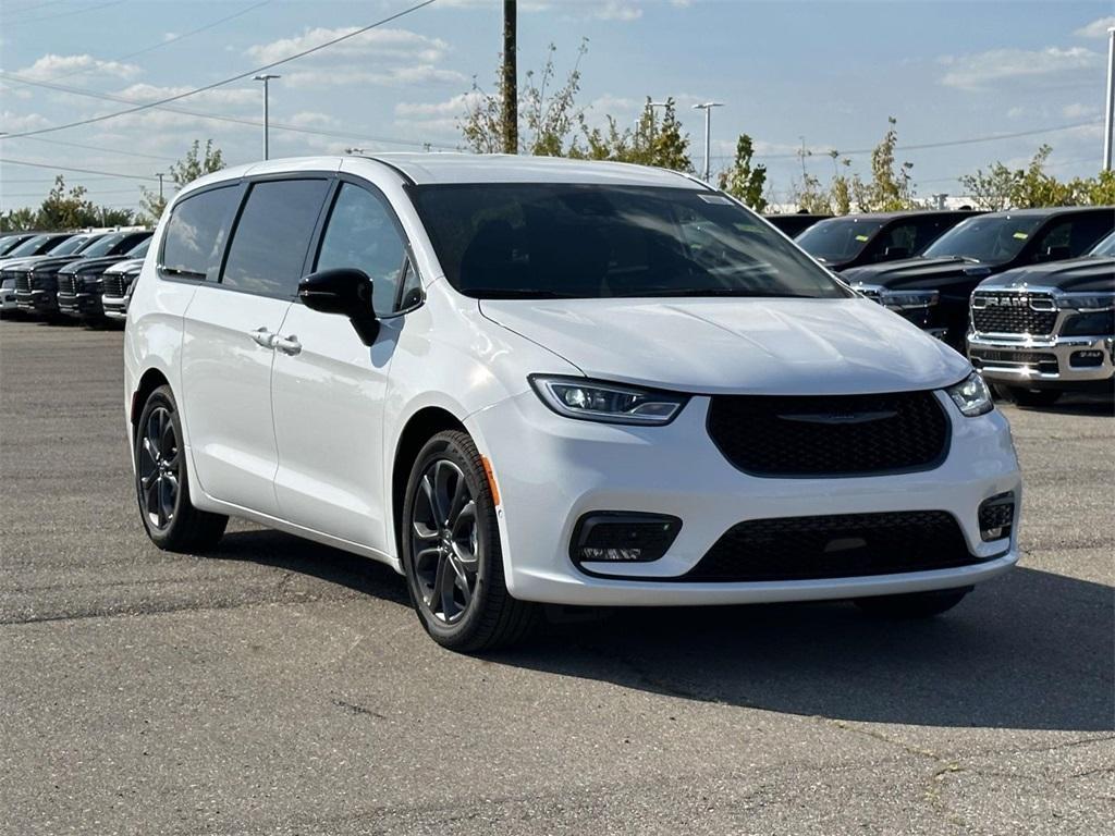 new 2026 Chrysler Pacifica car, priced at $46,312