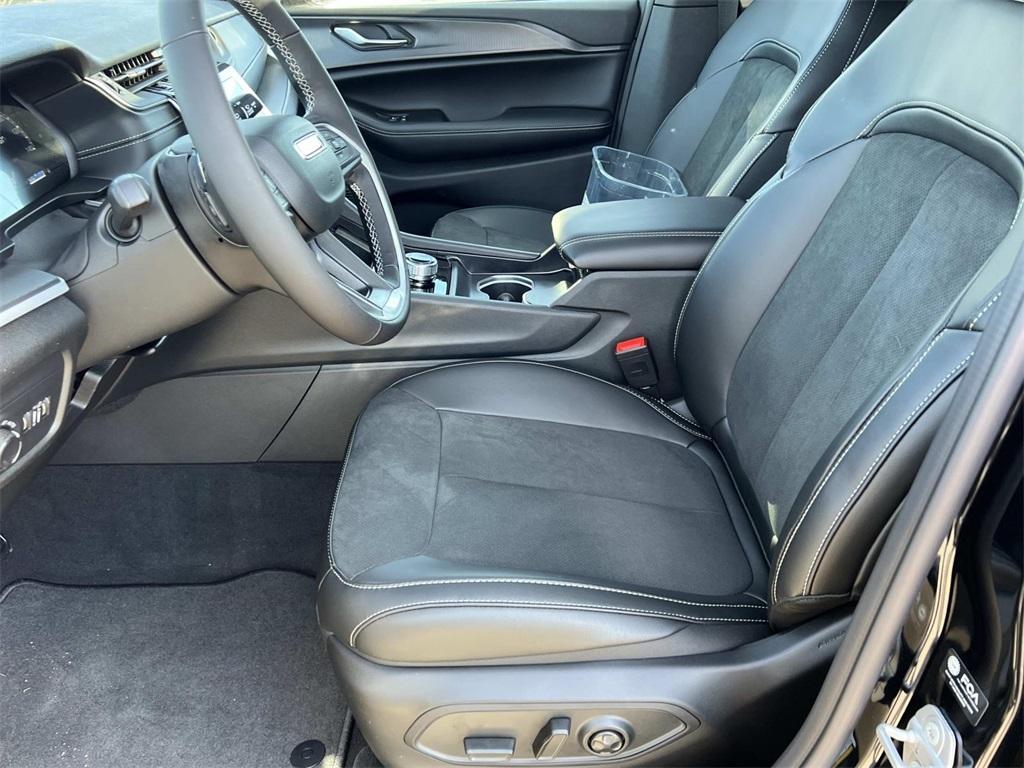 new 2025 Jeep Grand Cherokee car, priced at $45,708