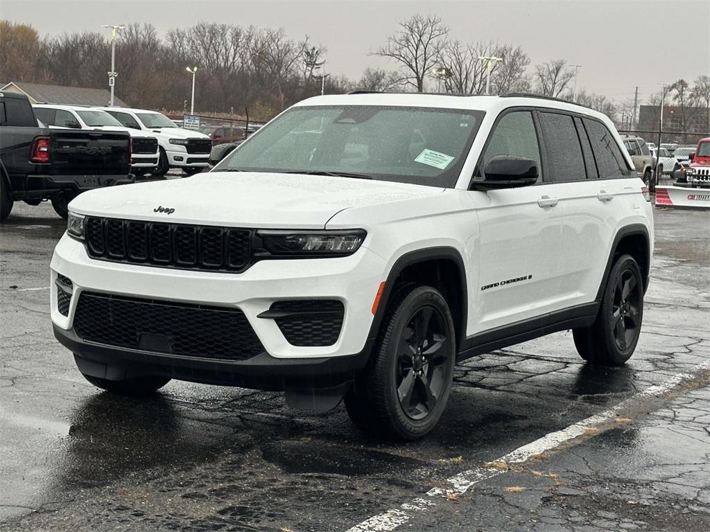 used 2024 Jeep Grand Cherokee car, priced at $31,995