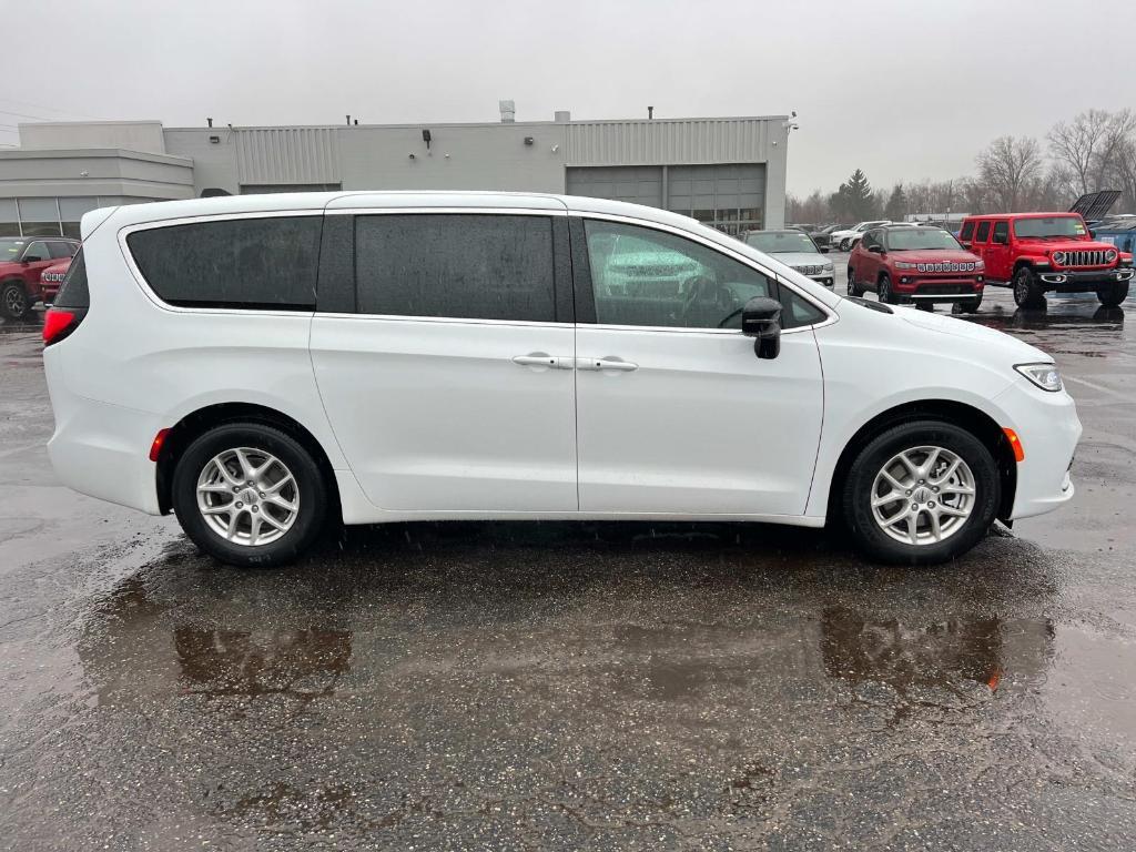 new 2025 Chrysler Pacifica car, priced at $43,276