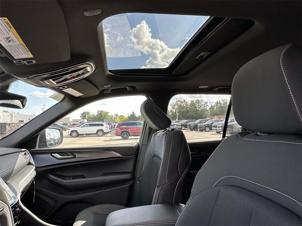 new 2025 Jeep Grand Cherokee car, priced at $43,406