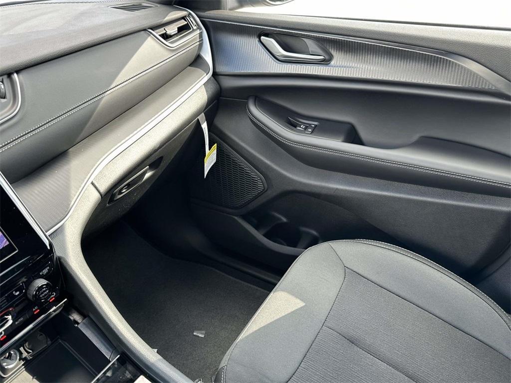 new 2025 Jeep Grand Cherokee car, priced at $43,406