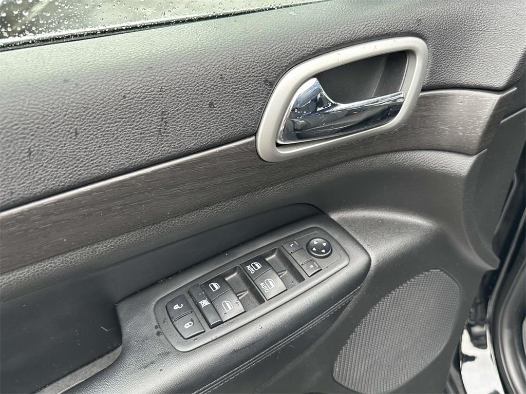 used 2018 Jeep Grand Cherokee car, priced at $17,995