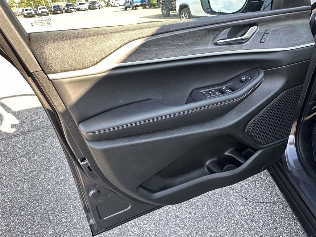 new 2025 Jeep Grand Cherokee car, priced at $46,867