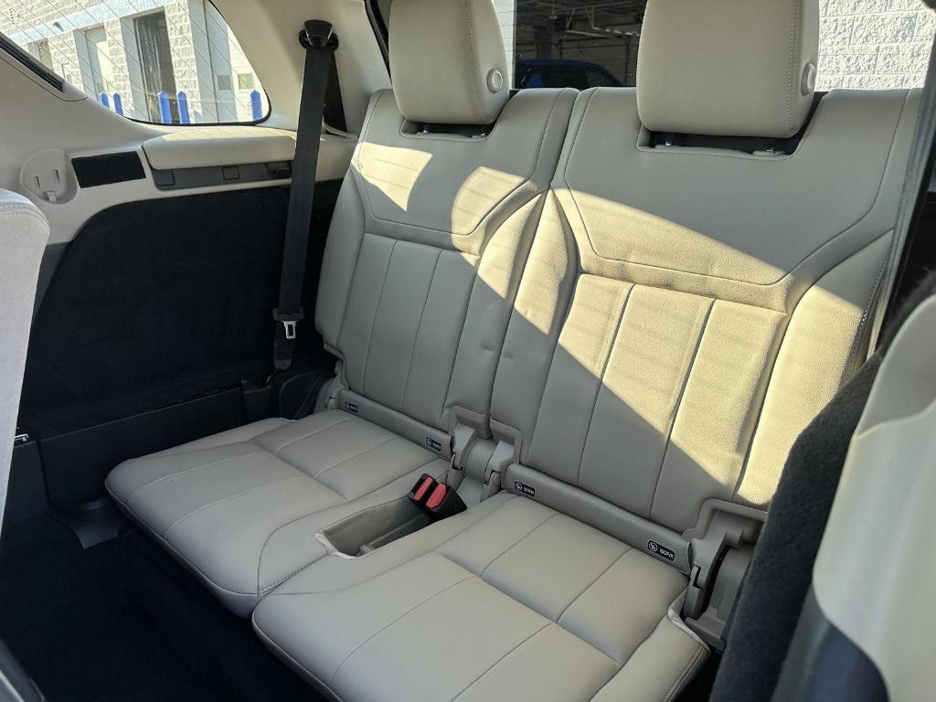 used 2018 Land Rover Discovery car, priced at $16,825