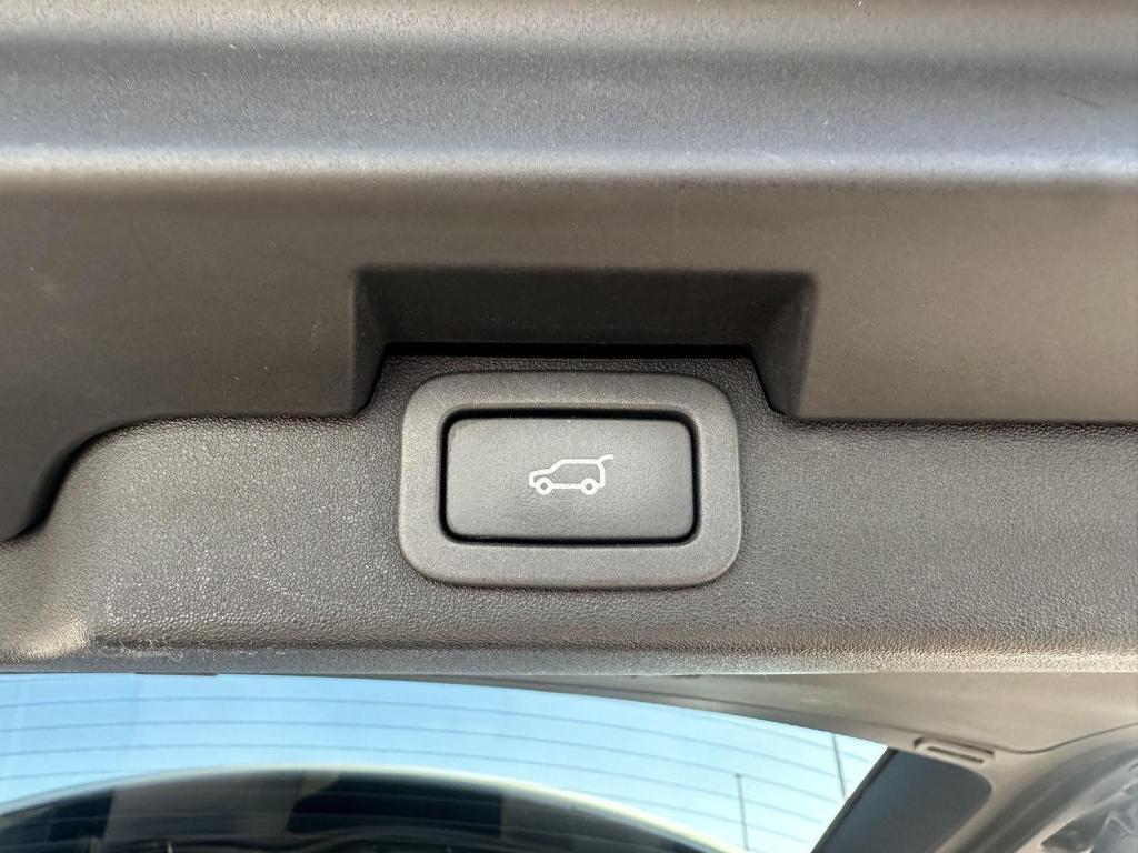 used 2018 Land Rover Discovery car, priced at $16,825