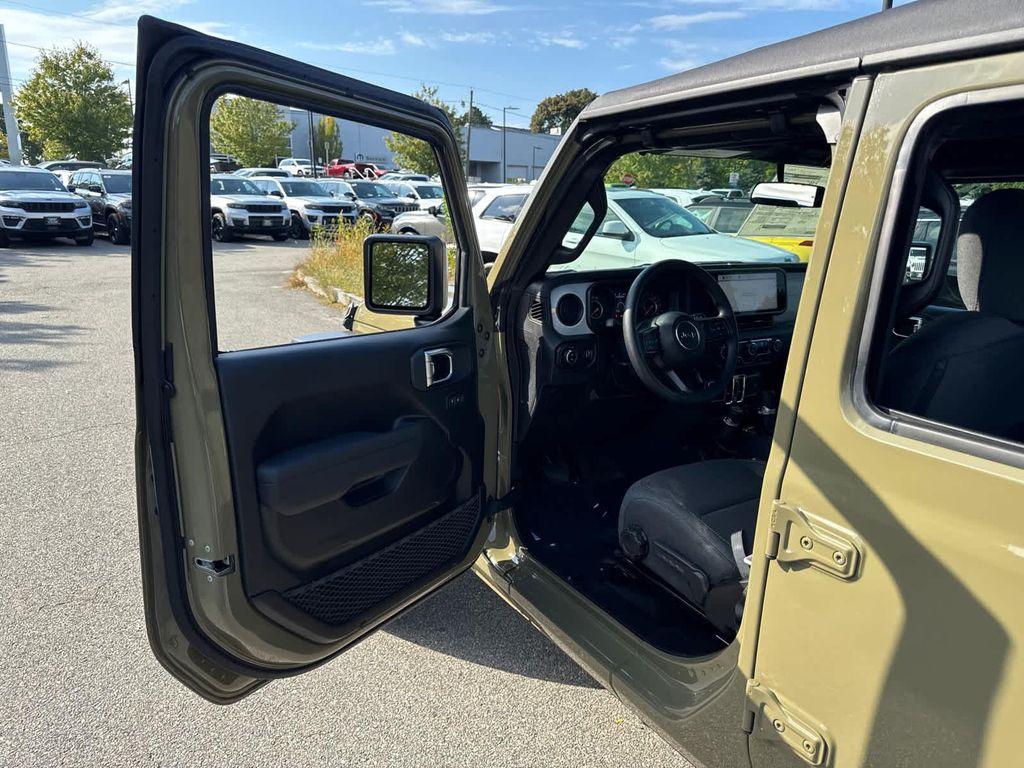 new 2025 Jeep Gladiator car, priced at $38,744