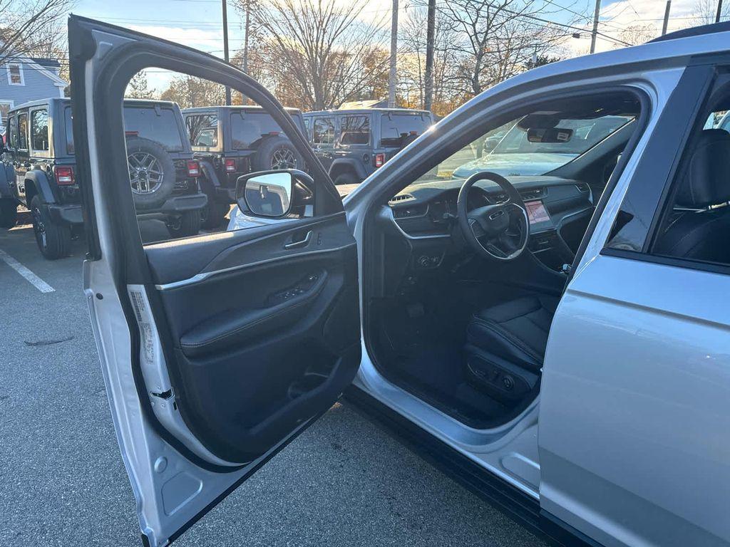 new 2025 Jeep Grand Cherokee car, priced at $44,809