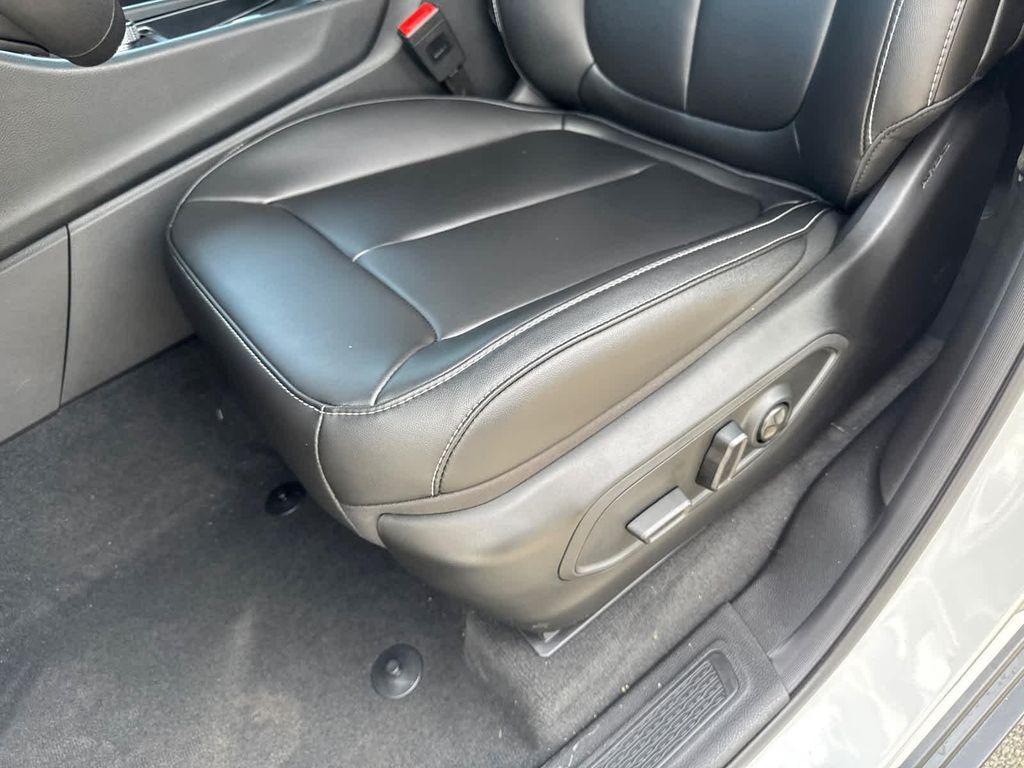 new 2025 Jeep Grand Cherokee car, priced at $45,548