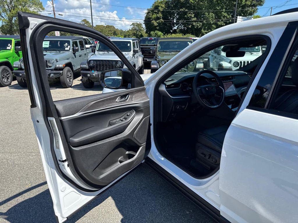 new 2025 Jeep Grand Cherokee car, priced at $45,548