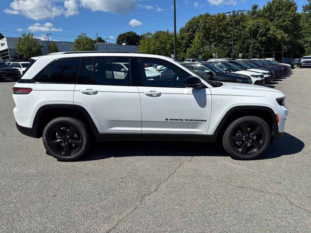 new 2025 Jeep Grand Cherokee car, priced at $45,548