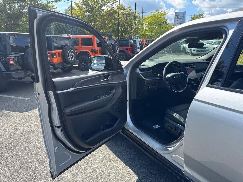 new 2025 Jeep Grand Cherokee car, priced at $46,089