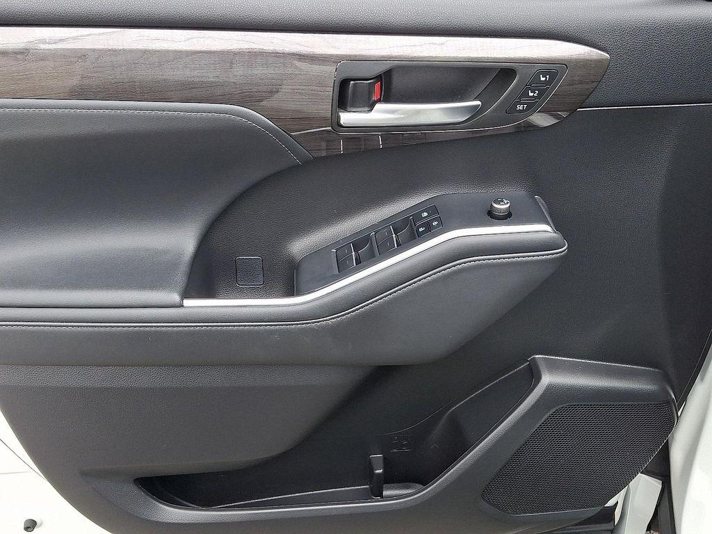 used 2022 Toyota Highlander car, priced at $39,990