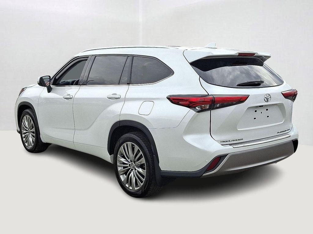 used 2022 Toyota Highlander car, priced at $39,990