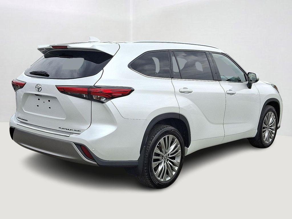 used 2022 Toyota Highlander car, priced at $39,990