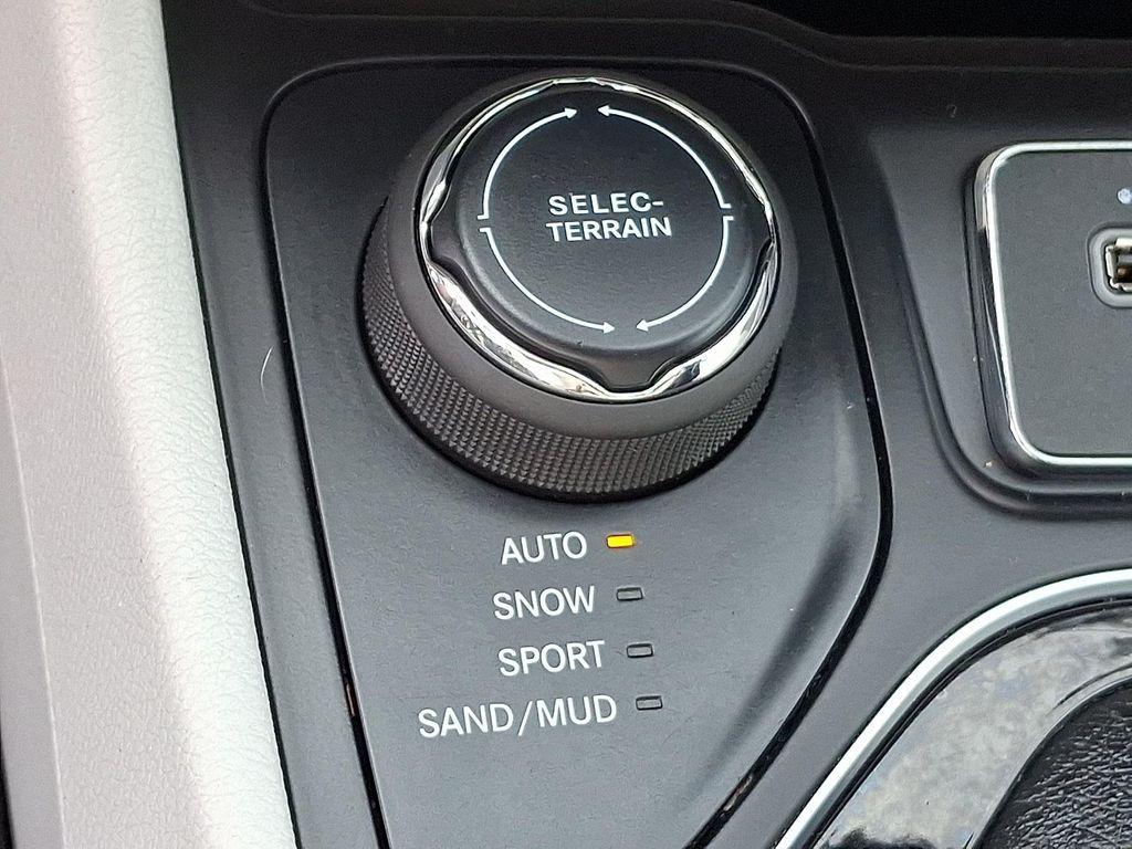 used 2019 Jeep Cherokee car, priced at $12,995