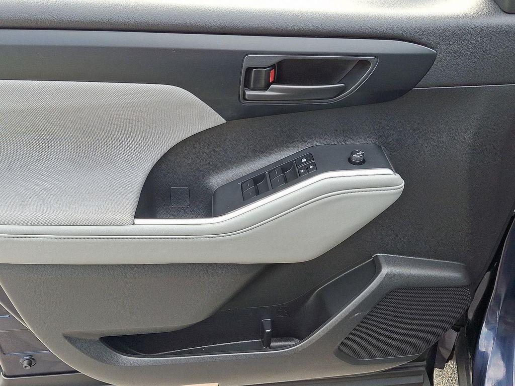 used 2022 Toyota Highlander car, priced at $29,892