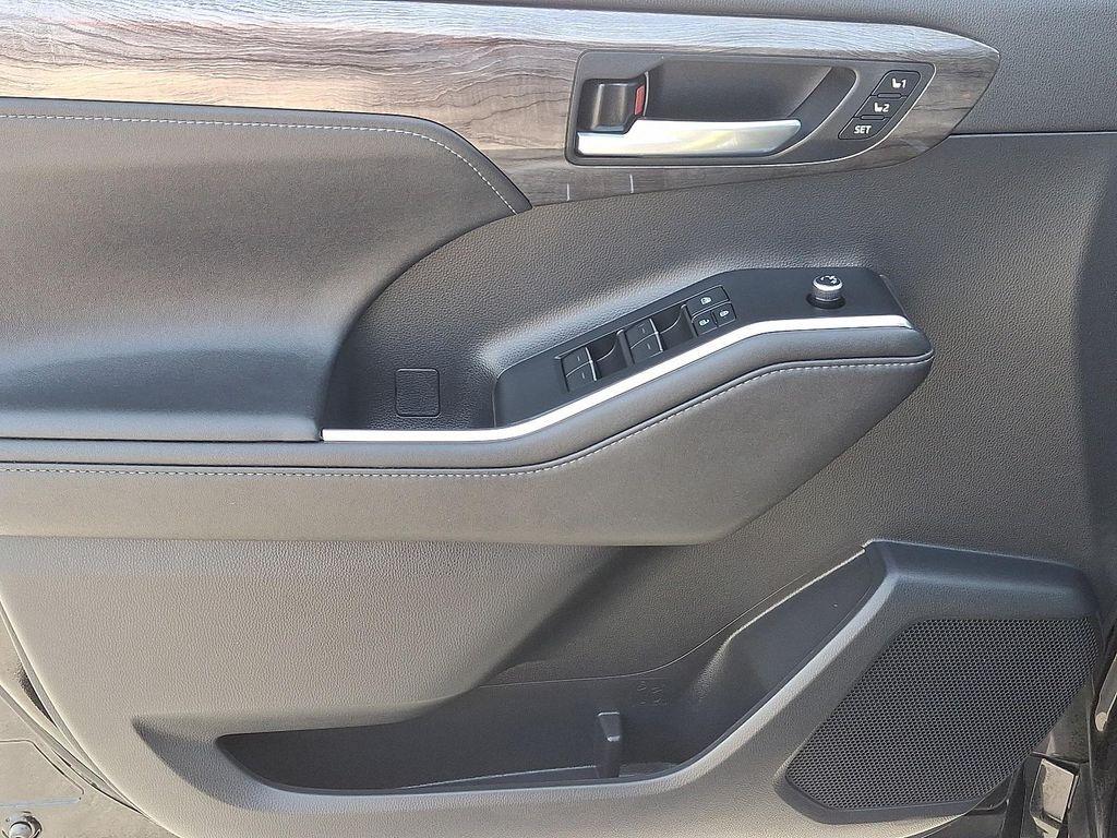 used 2020 Toyota Highlander car, priced at $32,792