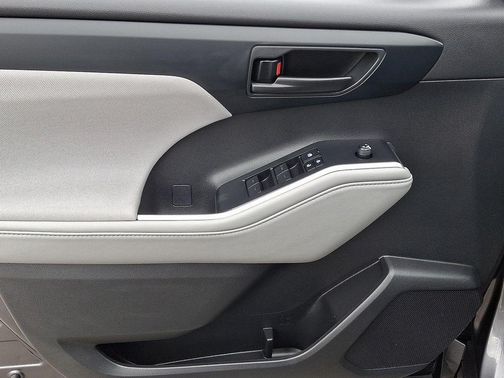 used 2022 Toyota Highlander Hybrid car, priced at $34,992