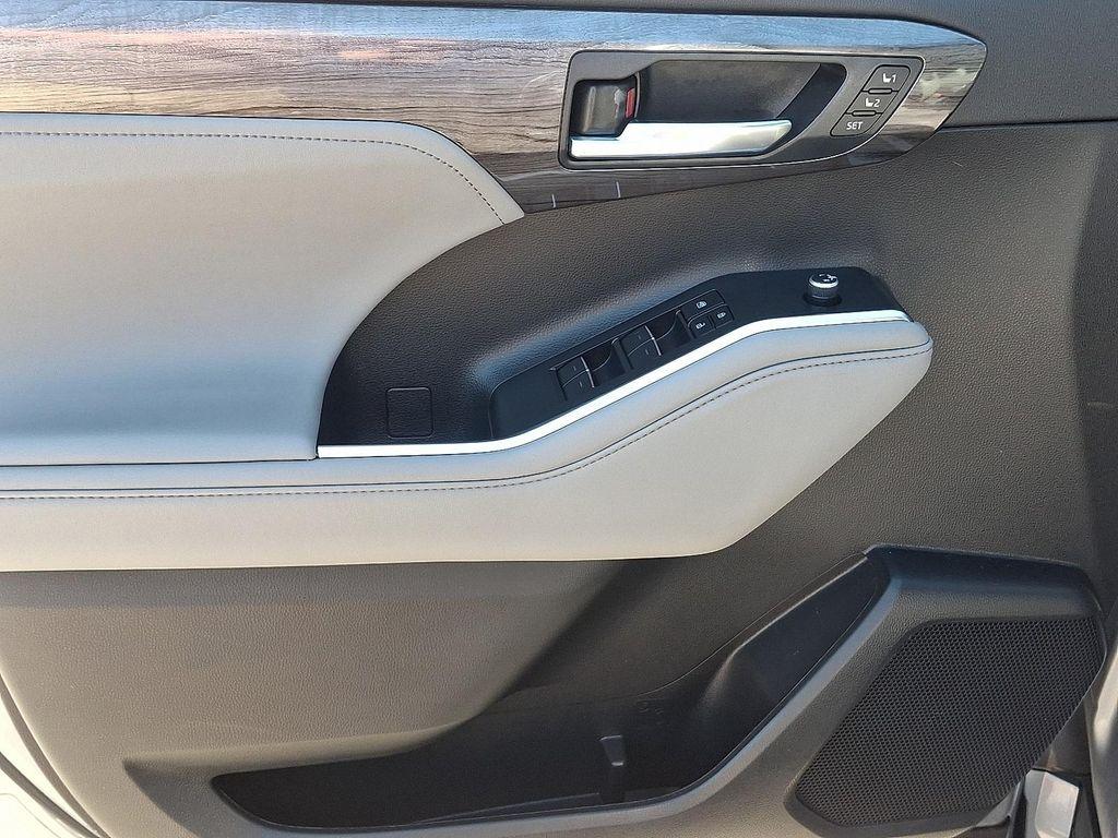 used 2022 Toyota Highlander Hybrid car, priced at $29,995