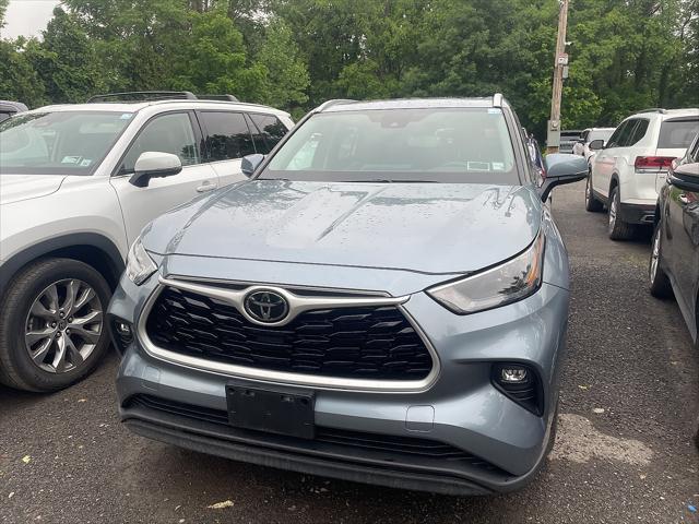 used 2022 Toyota Highlander car, priced at $34,490