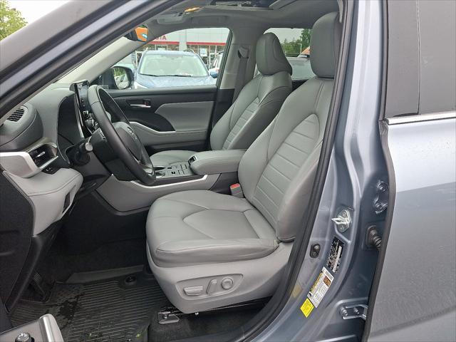 used 2022 Toyota Highlander car, priced at $34,291